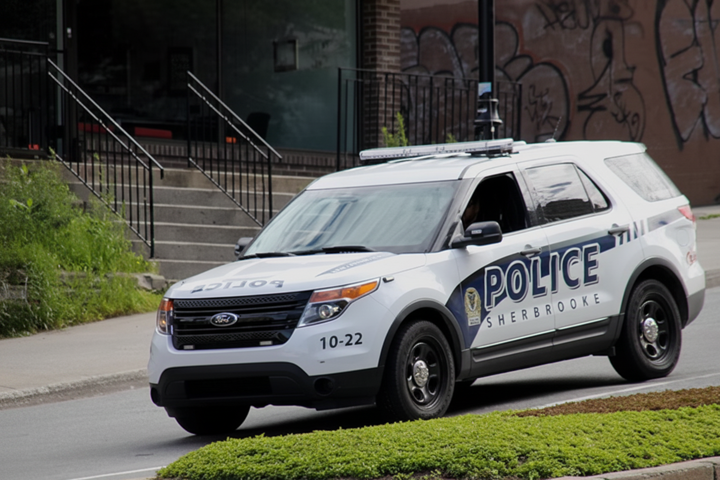 Une voiture de police sur la route